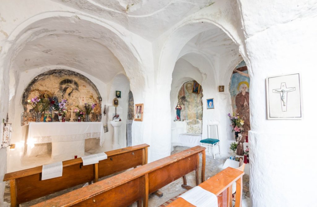 Interno chiesa rupestre madonna sette lampade mottola